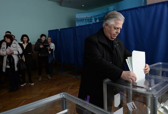 Ukraine votes in early parliamentary election
