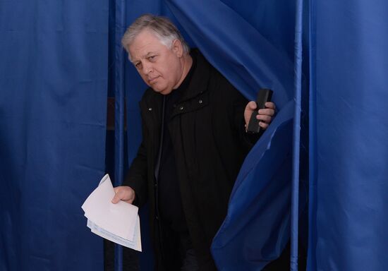 Ukraine votes in early parliamentary election