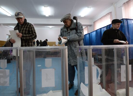 Ukraine votes in early parliamentary election