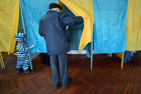 Ukraine votes in early parliamentary election
