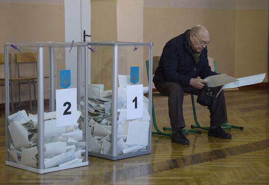 Ukraine votes in early parliamentary election