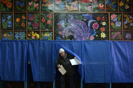 Ukraine votes in early parliamentary election