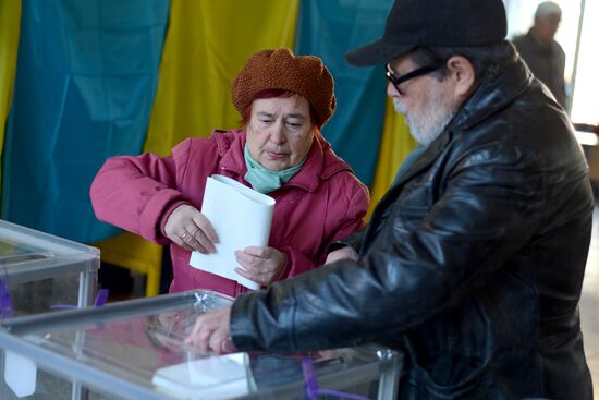 Ukraine votes in early parliamentary election