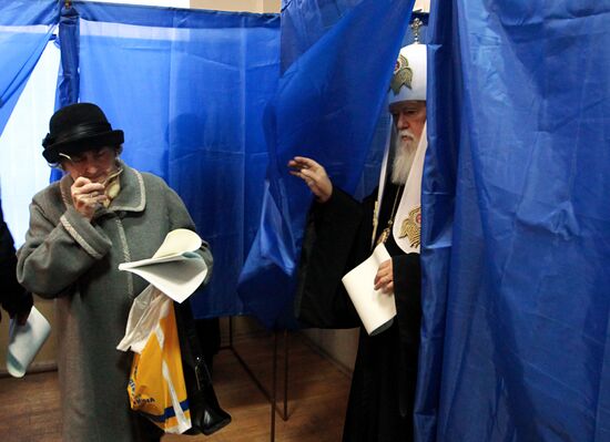 Ukraine votes in early parliamentary election