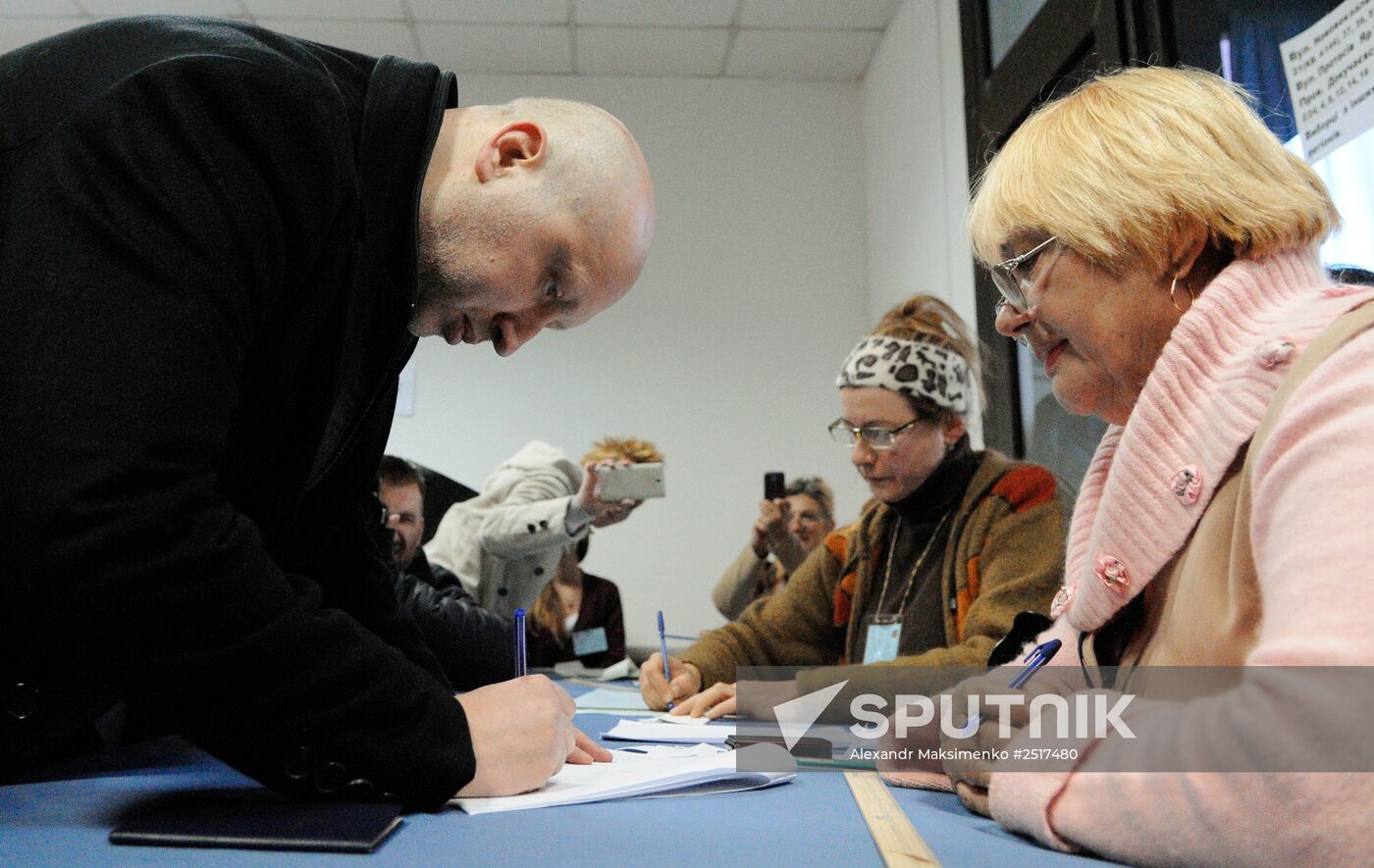 Ukraine votes in early parliamentary election