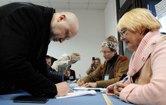 Ukraine votes in early parliamentary election