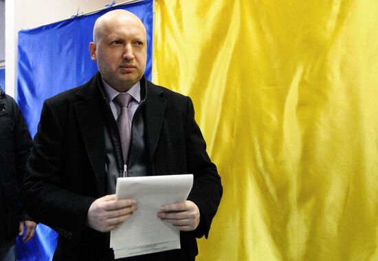 Ukraine votes in early parliamentary election