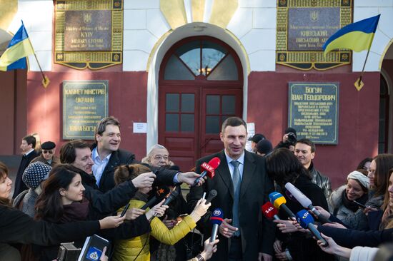 Ukraine votes in early parliamentary election