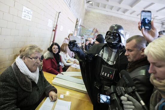 Ukraine votes in early parliamentary election