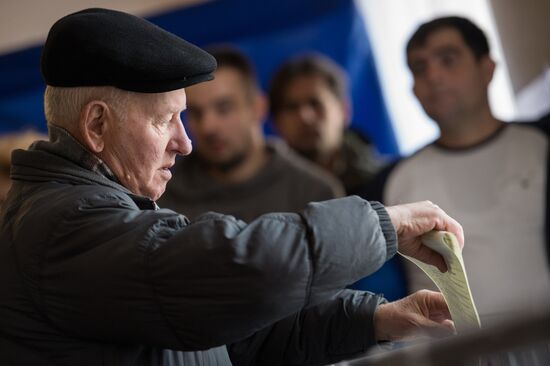 Ukraine votes in early parliamentary election
