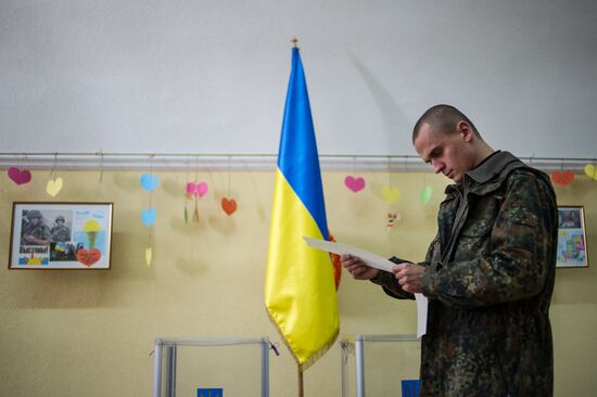 Ukraine votes in early parliamentary election