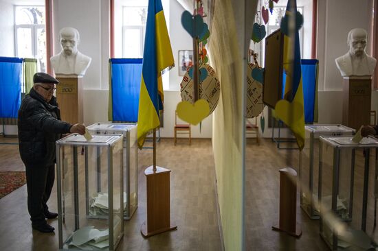 Ukraine votes in early parliamentary election