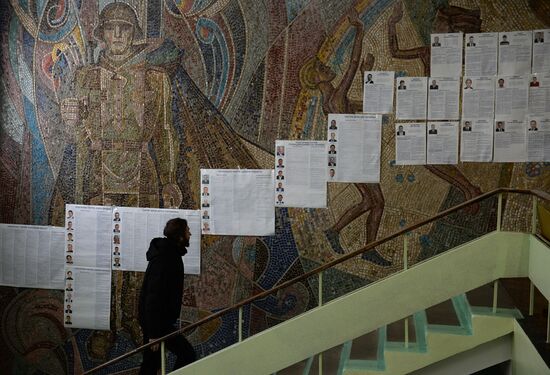 Ukraine votes in early parliamentary election