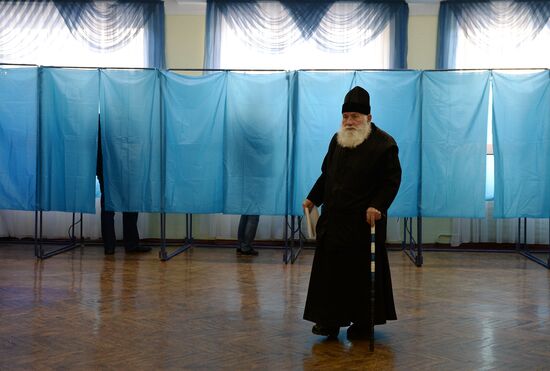 Ukraine votes in early parliamentary election