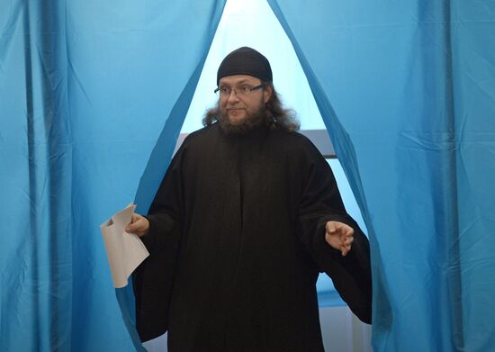 Ukraine votes in early parliamentary election