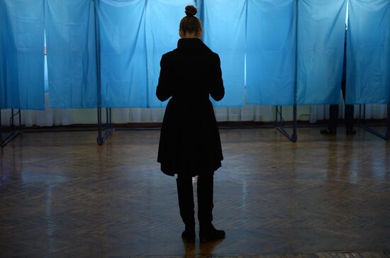 Ukraine votes in early parliamentary election
