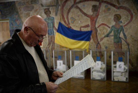 Ukraine votes in early parliamentary election
