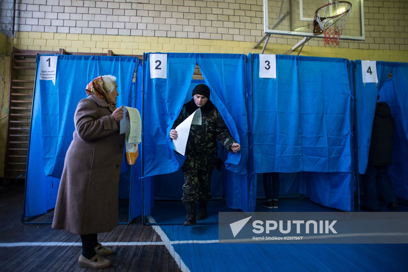 Ukraine votes in early parliamentary election