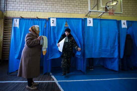 Ukraine votes in early parliamentary election