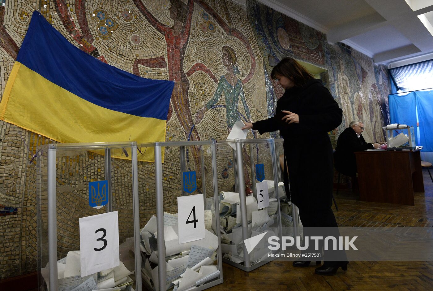 Ukraine votes in early parliamentary election