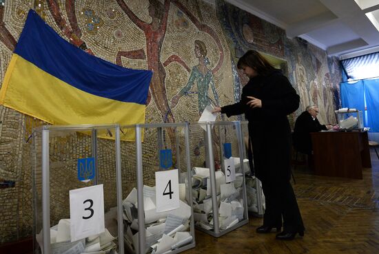 Ukraine votes in early parliamentary election