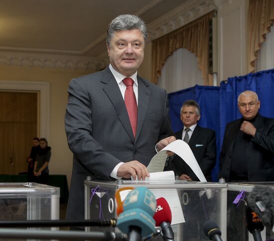 Ukraine votes in early parliamentary election