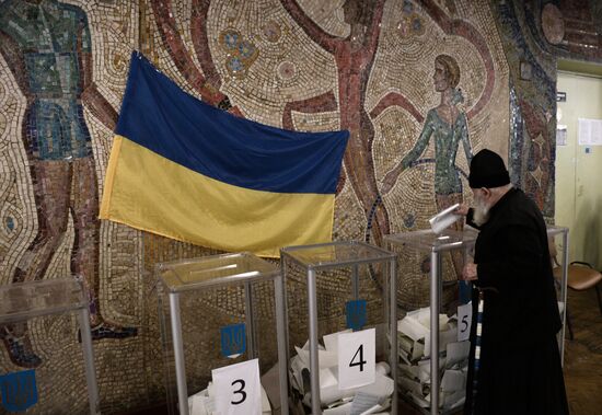 Ukraine votes in early parliamentary election