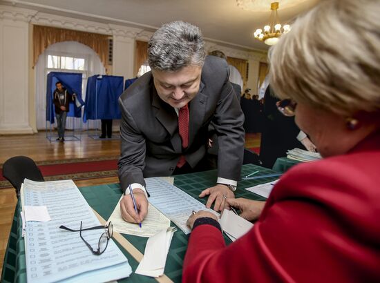 Ukraine votes in early parliamentary election