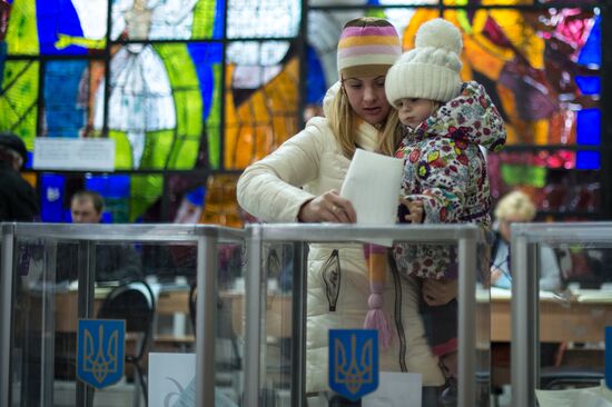Ukraine votes in early parliamentary election