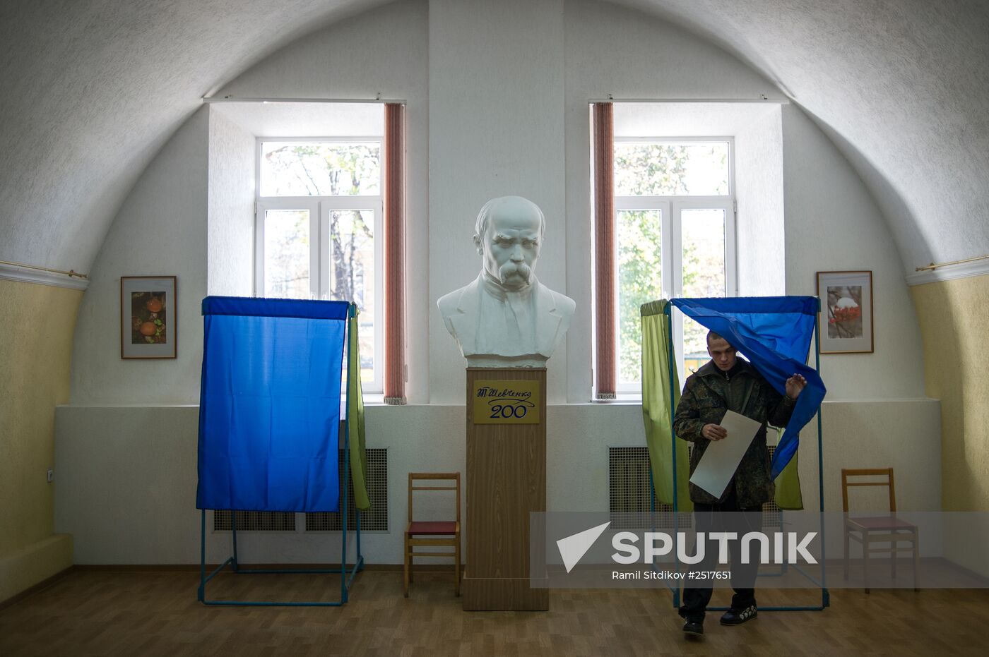 Ukraine votes in early parliamentary election
