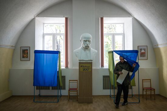 Ukraine votes in early parliamentary election