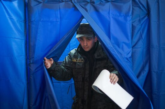 Ukraine votes in early parliamentary election