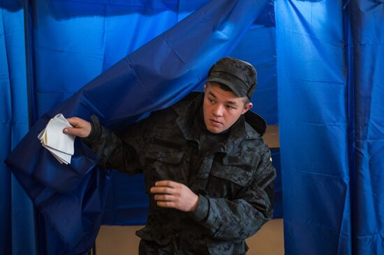 Ukraine votes in early parliamentary election