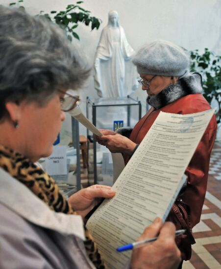 Ukraine votes in early parliamentary election