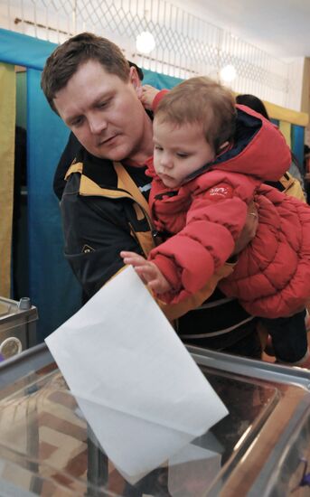 Ukraine votes in early parliamentary election
