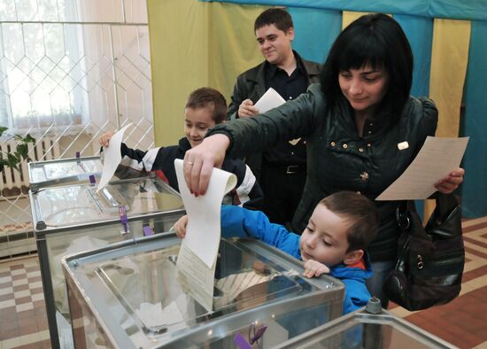 Ukraine votes in early parliamentary election