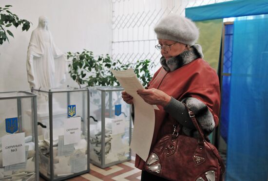 Ukraine votes in early parliamentary election
