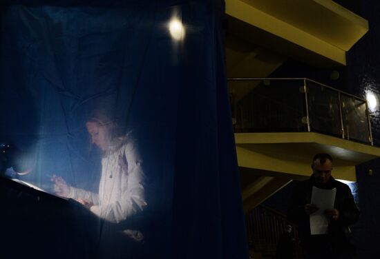 Ukraine votes in early parliamentary election