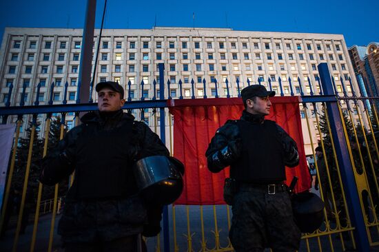Ukraine votes in early parliamentary election