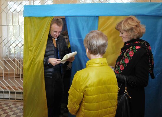 Ukraine votes in early parliamentary election