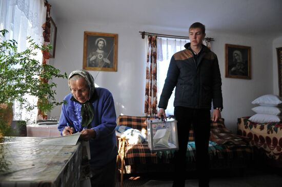 Ukraine votes in early parliamentary election