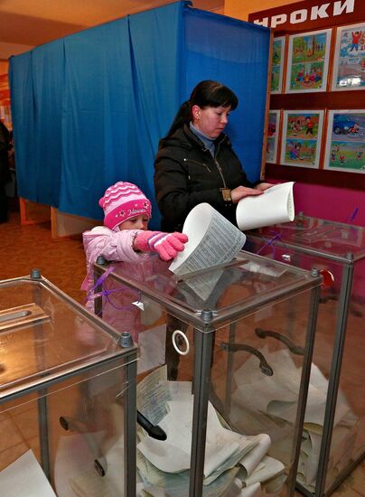 Ukraine votes in early parliamentary election