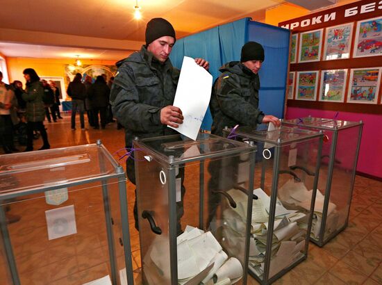 Ukraine votes in early parliamentary election