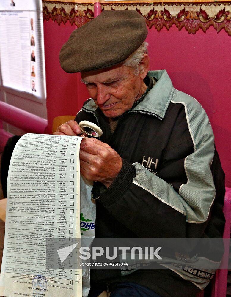 Ukraine votes in early parliamentary election