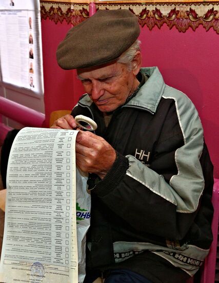 Ukraine votes in early parliamentary election