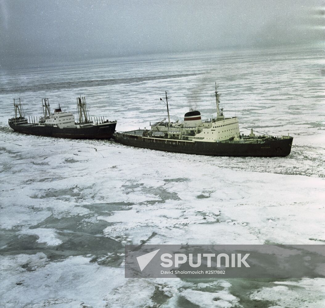 Icebreaker "Moscow" leads a convoy of ships