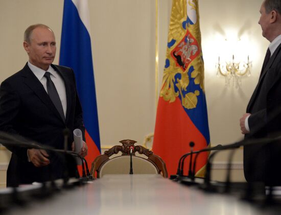 Vladimir Putin chairs meeting with Government members
