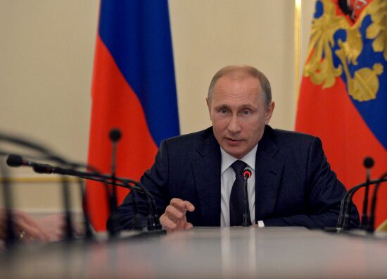 Vladimir Putin chairs meeting with Government members