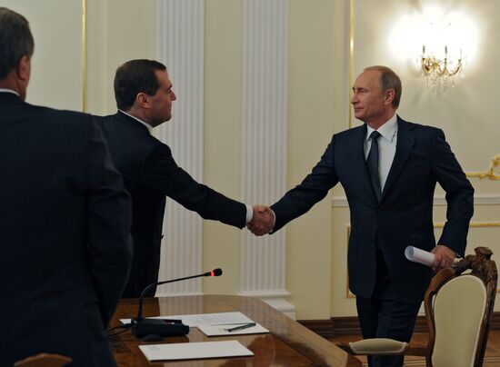 Vladimir Putin chairs meeting with Government members