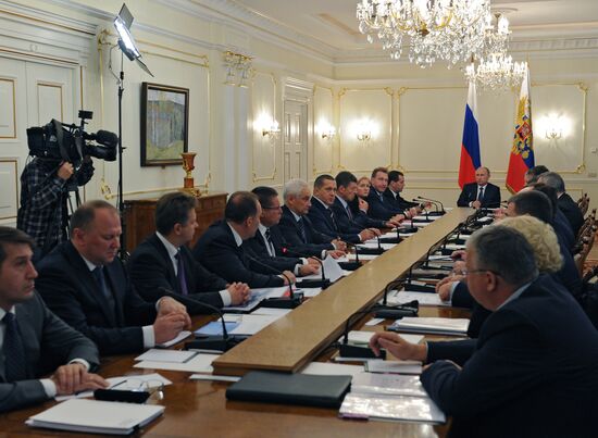 Vladimir Putin chairs meeting with Government members